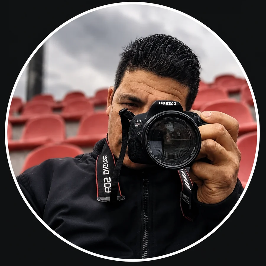 Fotógrafo de FocoNómada trabajando con su cámara en una pista deportiva