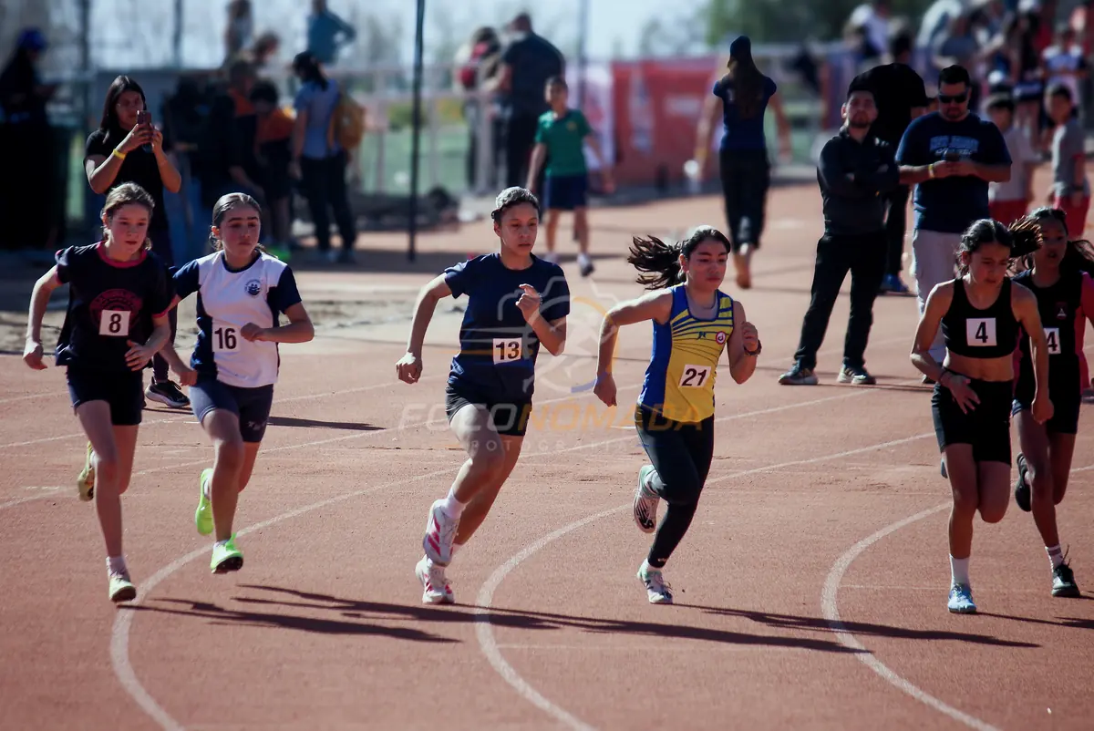 Jóvenes atletas compitiendo en los 600 metros de la Corrida Día del Niño