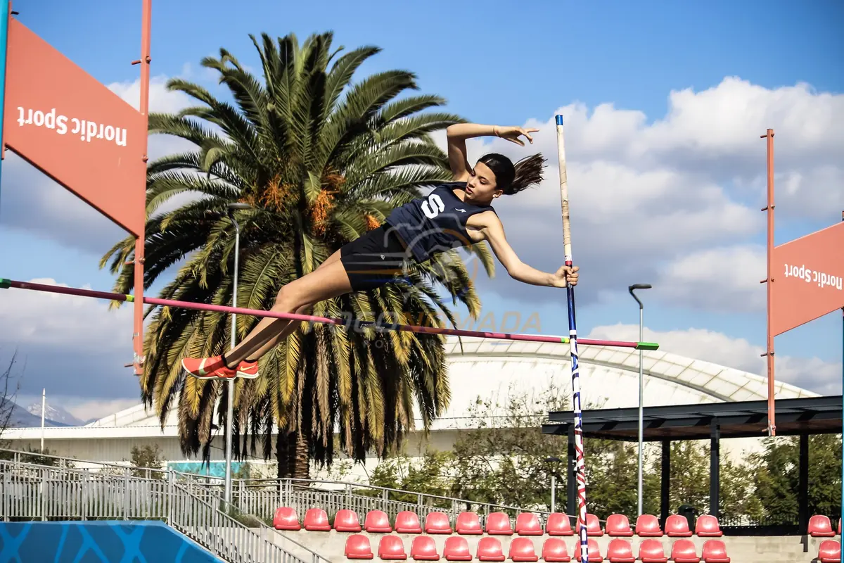 Atleta superando el listón en salto con garrocha