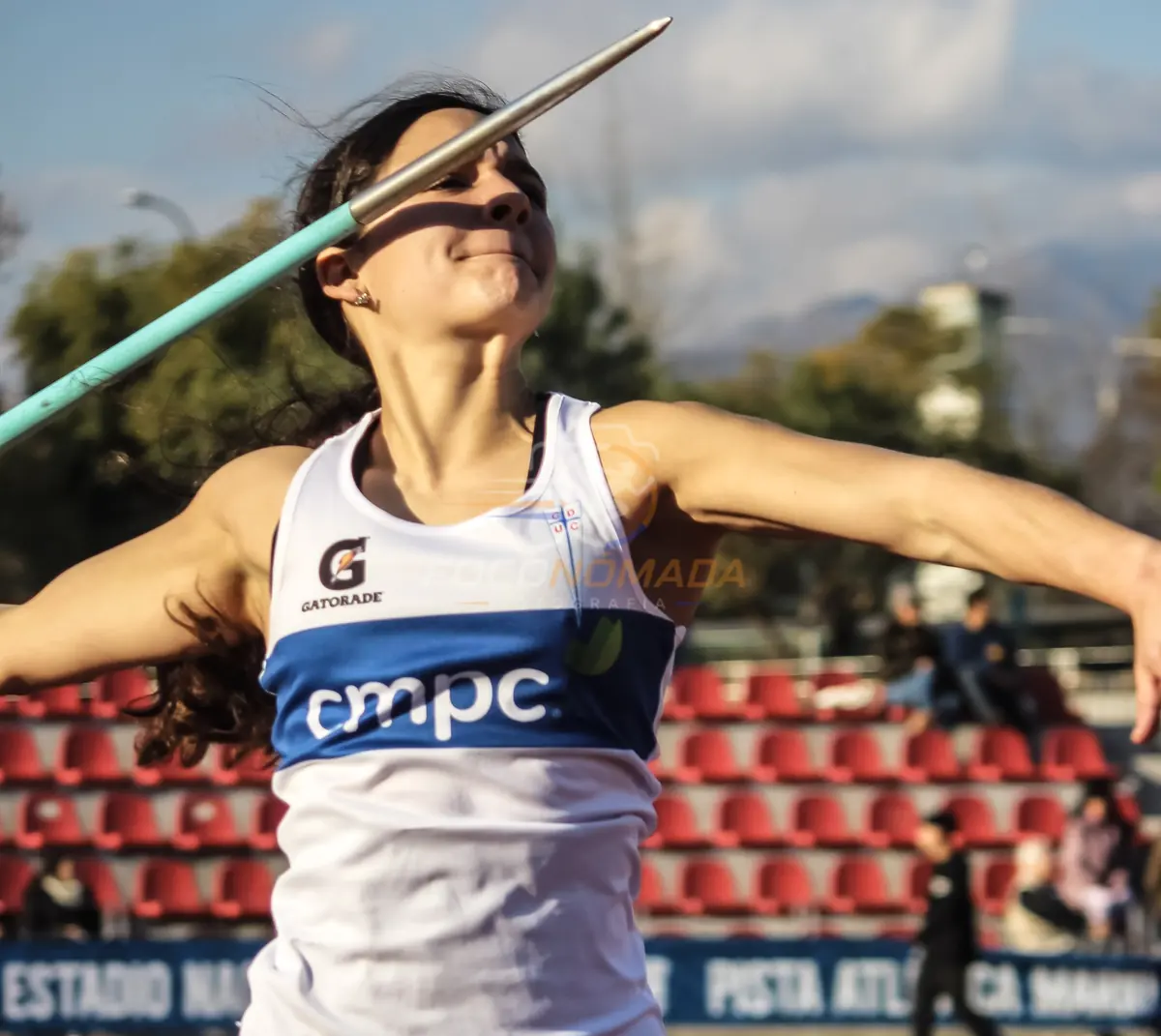 Primer plano de una atleta lanzando la jabalina