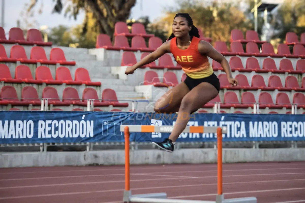 Atleta superando una valla en plena competencia
